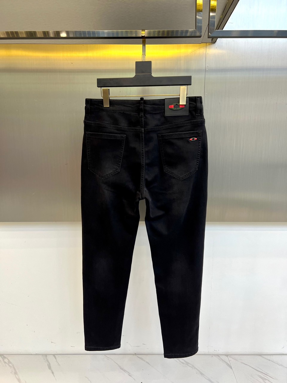 Gucc古驰、2025秋冬新品男士牛仔裤。以革命性面料科技重塑男士牛仔美学！小直筒版型精准勾勒利落腿型，