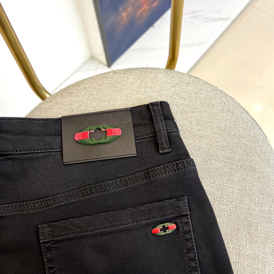 Gucc古驰、2025秋冬新品男士牛仔裤。以革命性面料科技重塑男士牛仔美学！小直筒版型精准勾勒利落腿型，
