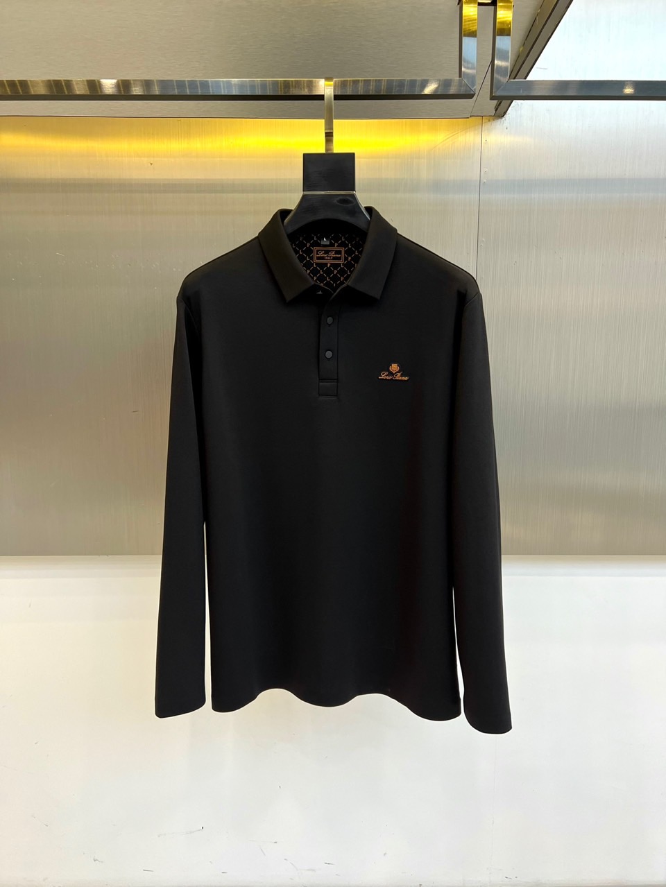 Loro Piana-lP🆕、25秋冬精品长袖POLO系列。• 左胸经典刺绣徽标：精绣字母Logo与盾形