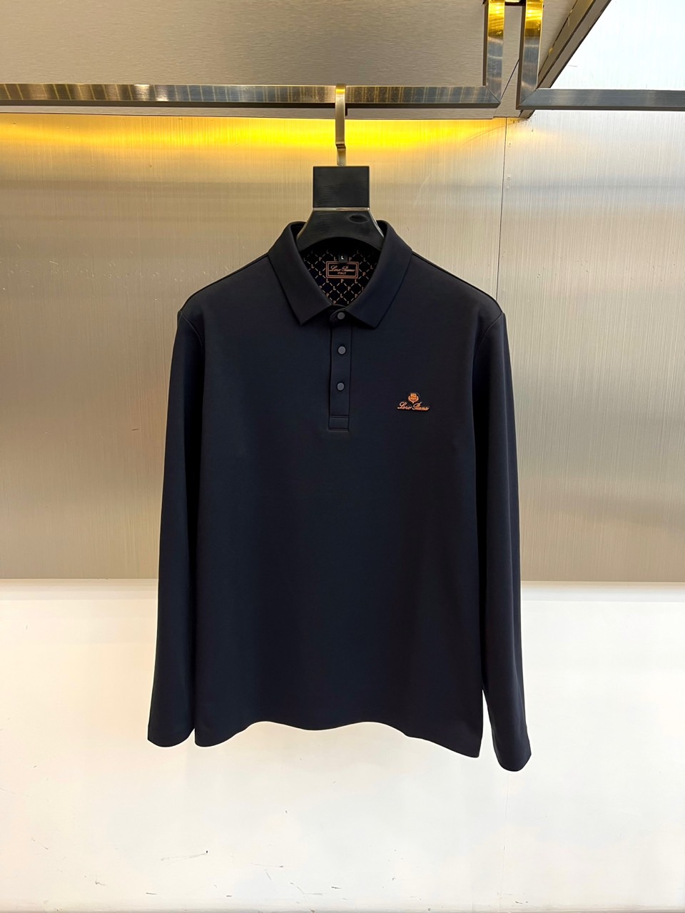 Loro Piana-lP🆕、25秋冬精品长袖POLO系列。• 左胸经典刺绣徽标：精绣字母Logo与盾形