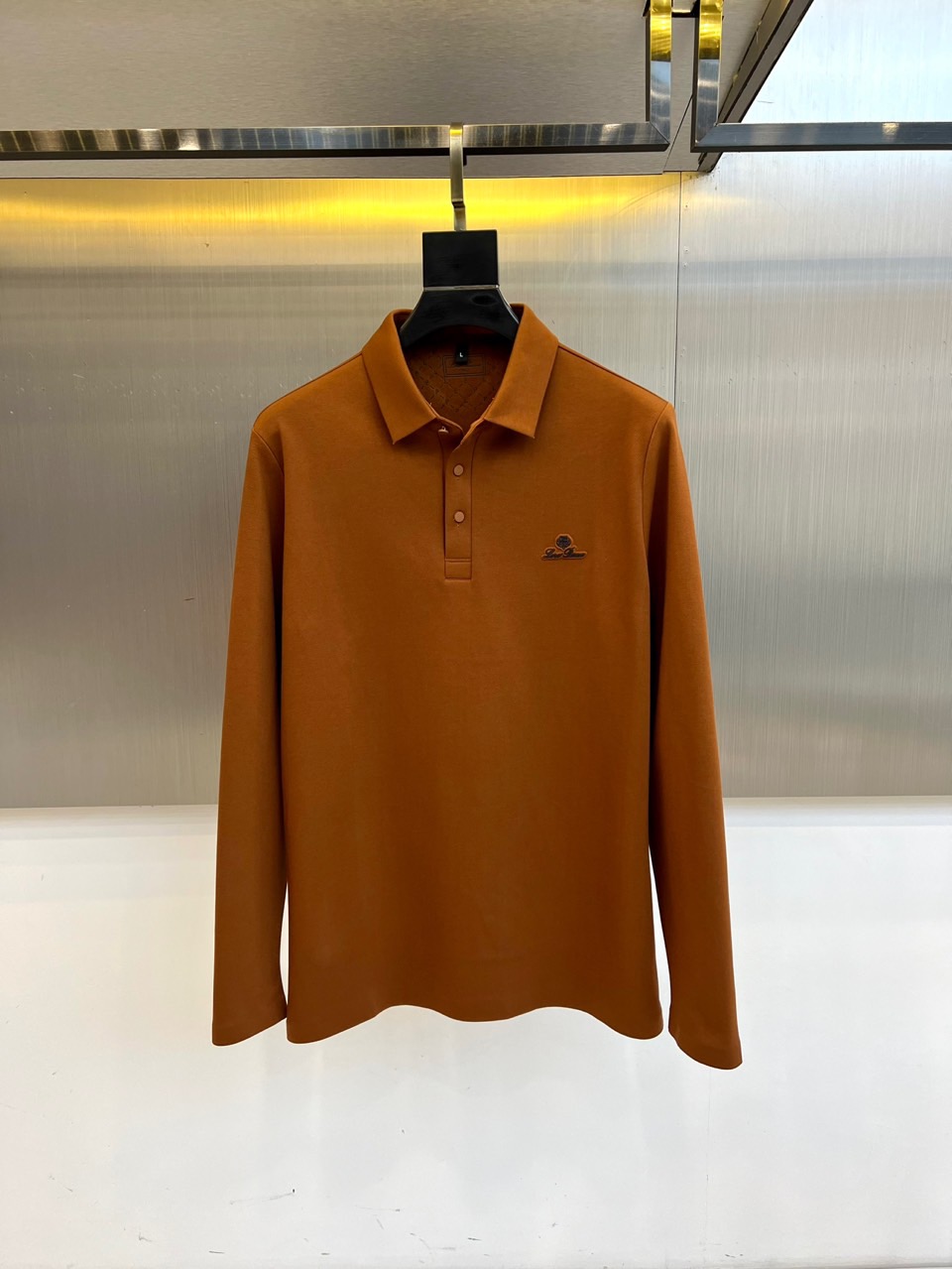 Loro Piana-lP🆕、25秋冬精品长袖POLO系列。• 左胸经典刺绣徽标：精绣字母Logo与盾形