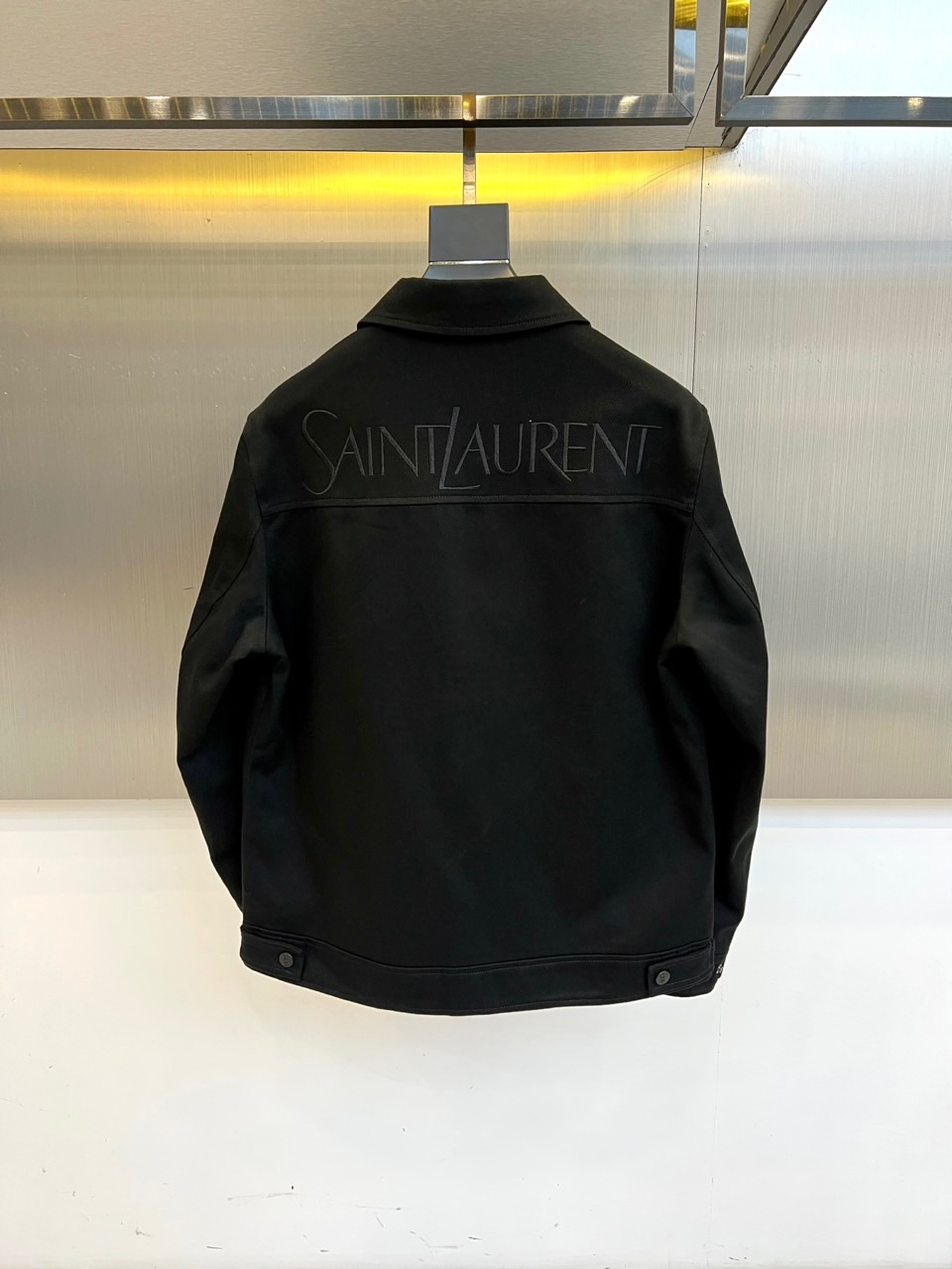 SAINT LAURENT圣罗兰、2025秋冬系列男士经典徽章夹克外套。本季主打黑色翻领夹克，左胸饰有黑
