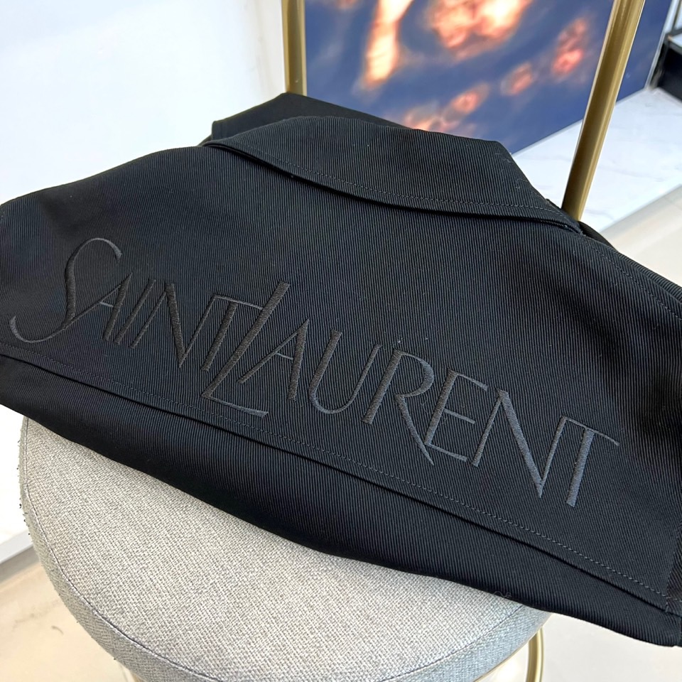 SAINT LAURENT圣罗兰、2025秋冬系列男士经典徽章夹克外套。本季主打黑色翻领夹克，左胸饰有黑