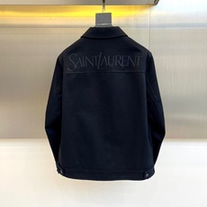 SAINT LAURENT圣罗兰、2025秋冬系列男士经典徽章夹克外套。本季主打黑色翻领夹克,左胸饰有黑 SAINT LAURENT圣罗兰、2025秋冬系列男士经典徽章夹克外套。本季主打黑色翻领夹克,左胸饰有黑