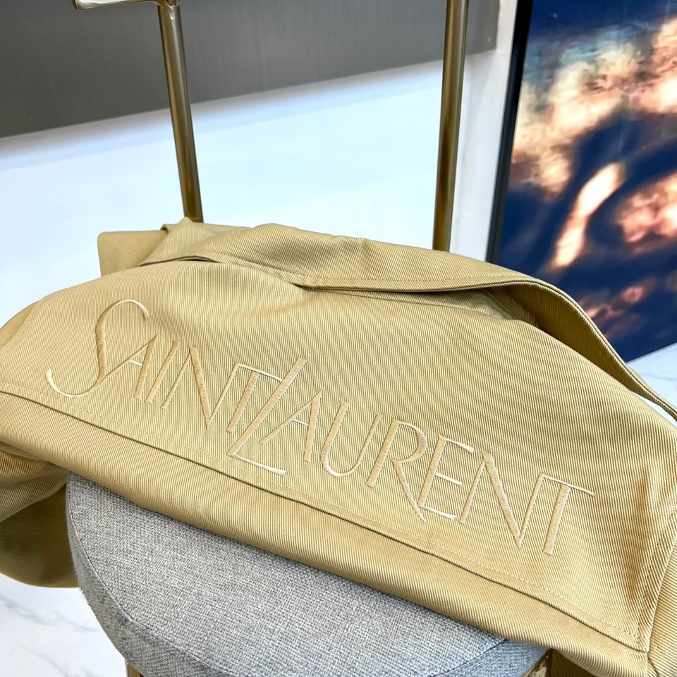 SAINT LAURENT圣罗兰、2025秋冬系列男士经典徽章夹克外套。本季主打黑色翻领夹克，左胸饰有黑