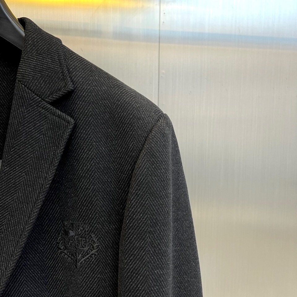 Brunello cucinelli-BC 2025秋冬系列 | 意式奢华羊绒西装。本季主打浅灰色单排扣