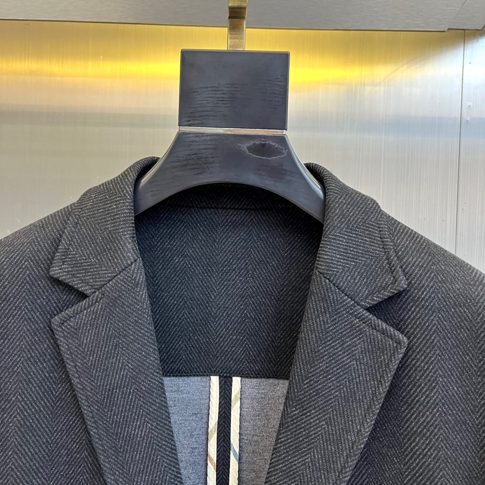 Brunello cucinelli-BC 2025秋冬系列 | 意式奢华羊绒西装。本季主打浅灰色单排扣