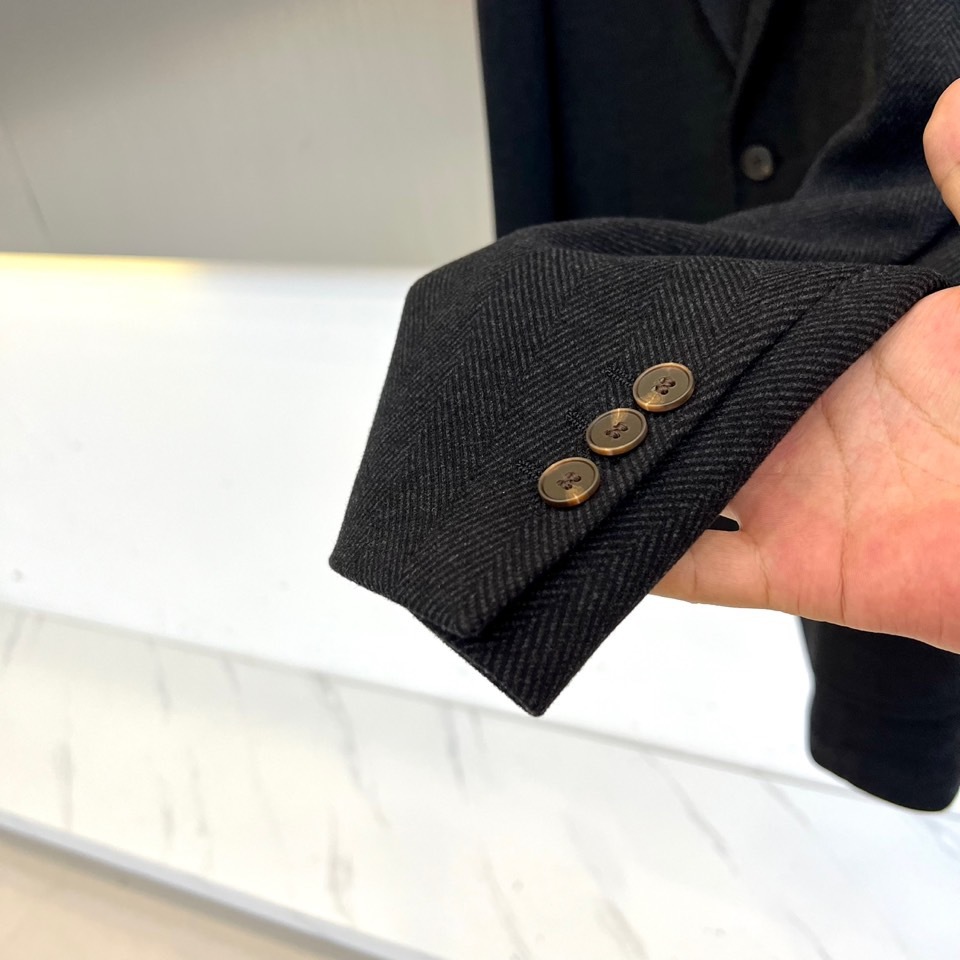 Brunello cucinelli-BC 2025秋冬系列 | 意式奢华羊绒西装。本季主打浅灰色单排扣