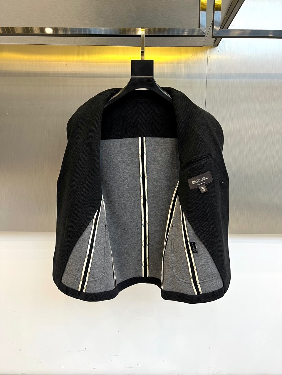 Brunello cucinelli-BC 2025秋冬系列 | 意式奢华羊绒西装。本季主打浅灰色单排扣