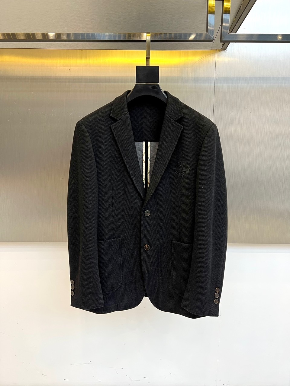 Brunello cucinelli-BC 2025秋冬系列 | 意式奢华羊绒西装。本季主打浅灰色单排扣