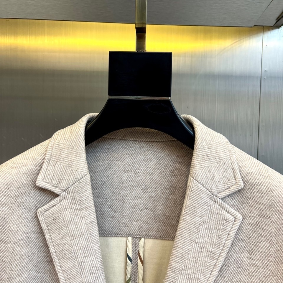Brunello cucinelli-BC 2025秋冬系列 | 意式奢华羊绒西装。本季主打浅灰色单排扣