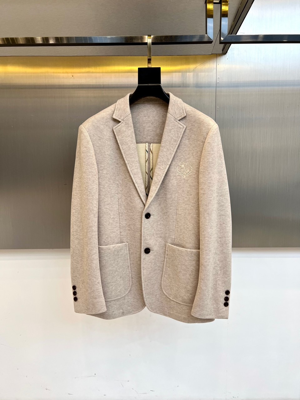 Brunello cucinelli-BC 2025秋冬系列 | 意式奢华羊绒西装。本季主打浅灰色单排扣