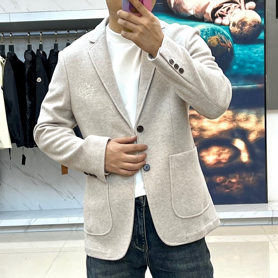 Brunello cucinelli-BC 2025秋冬系列 | 意式奢华羊绒西装。本季主打浅灰色单排扣