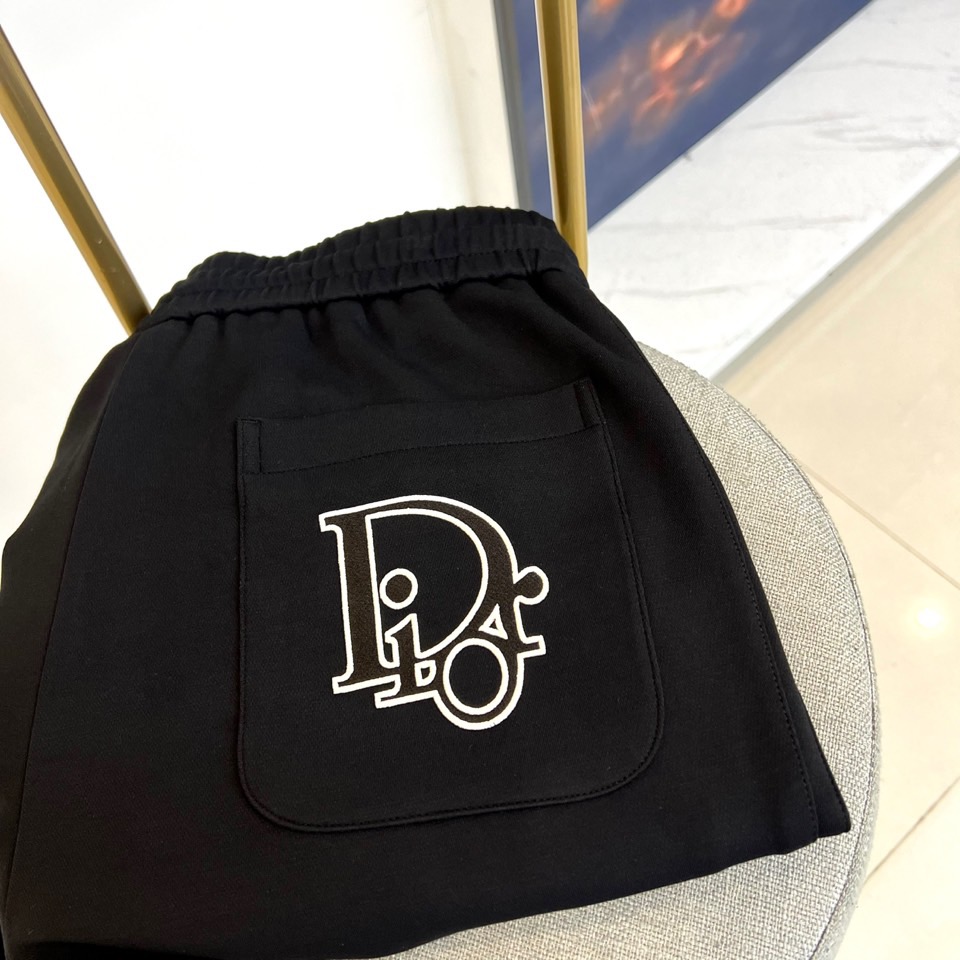 Dio迪奥、2025秋冬新品迪奥风格休闲裤。这款休闲裤采用迪奥标志性设计，右腿饰有经典CD徽标，抽绳腰头