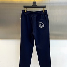 Dio迪奥、2025秋冬新品迪奥风格休闲裤。这款休闲裤采用迪奥标志性设计,右腿饰有经典CD徽标,抽绳腰头 Dio迪奥、2025秋冬新品迪奥风格休闲裤。这款休闲裤采用迪奥标志性设计,右腿饰有经典CD徽标,抽绳腰头