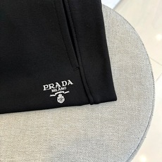 Prad普拉、2025秋冬新品风格休闲裤。这款黑色休闲裤采用PRADA标志性设计,腰头配有抽绳与品牌经典 Prad普拉、2025秋冬新品风格休闲裤。这款黑色休闲裤采用PRADA标志性设计,腰头配有抽绳与品牌经典