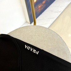 Prad普拉、2025秋冬新品风格休闲裤。这款黑色休闲裤采用PRADA标志性设计,腰头配有抽绳与品牌经典 Prad普拉、2025秋冬新品风格休闲裤。这款黑色休闲裤采用PRADA标志性设计,腰头配有抽绳与品牌经典
