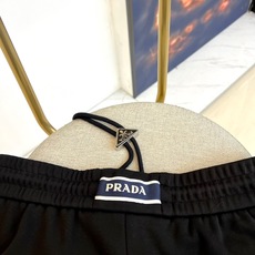 Prad普拉、2025秋冬新品风格休闲裤。这款黑色休闲裤采用PRADA标志性设计,腰头配有抽绳与品牌经典 Prad普拉、2025秋冬新品风格休闲裤。这款黑色休闲裤采用PRADA标志性设计,腰头配有抽绳与品牌经典