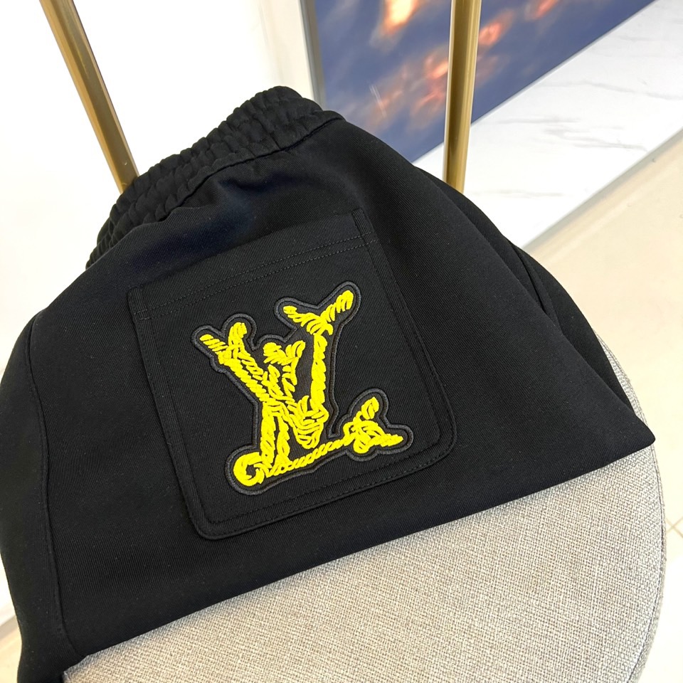 lv、25s新品男士抽绳休闲卫裤！绝对日常休闲通勤款，运动户外兼备款！内搭单穿都合适！制作工艺令人惊叹绝