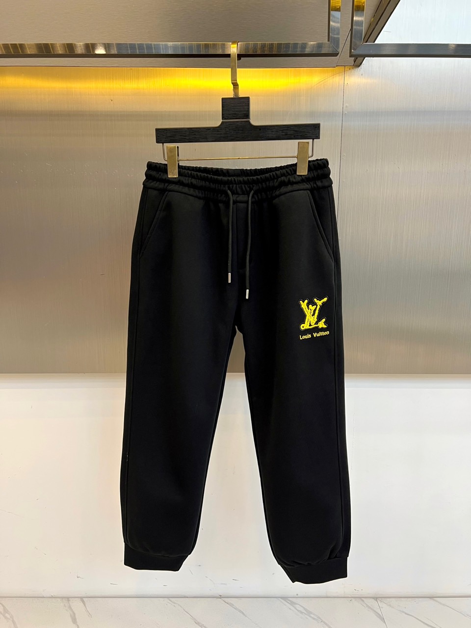 lv、25s新品男士抽绳休闲卫裤！绝对日常休闲通勤款，运动户外兼备款！内搭单穿都合适！制作工艺令人惊叹绝