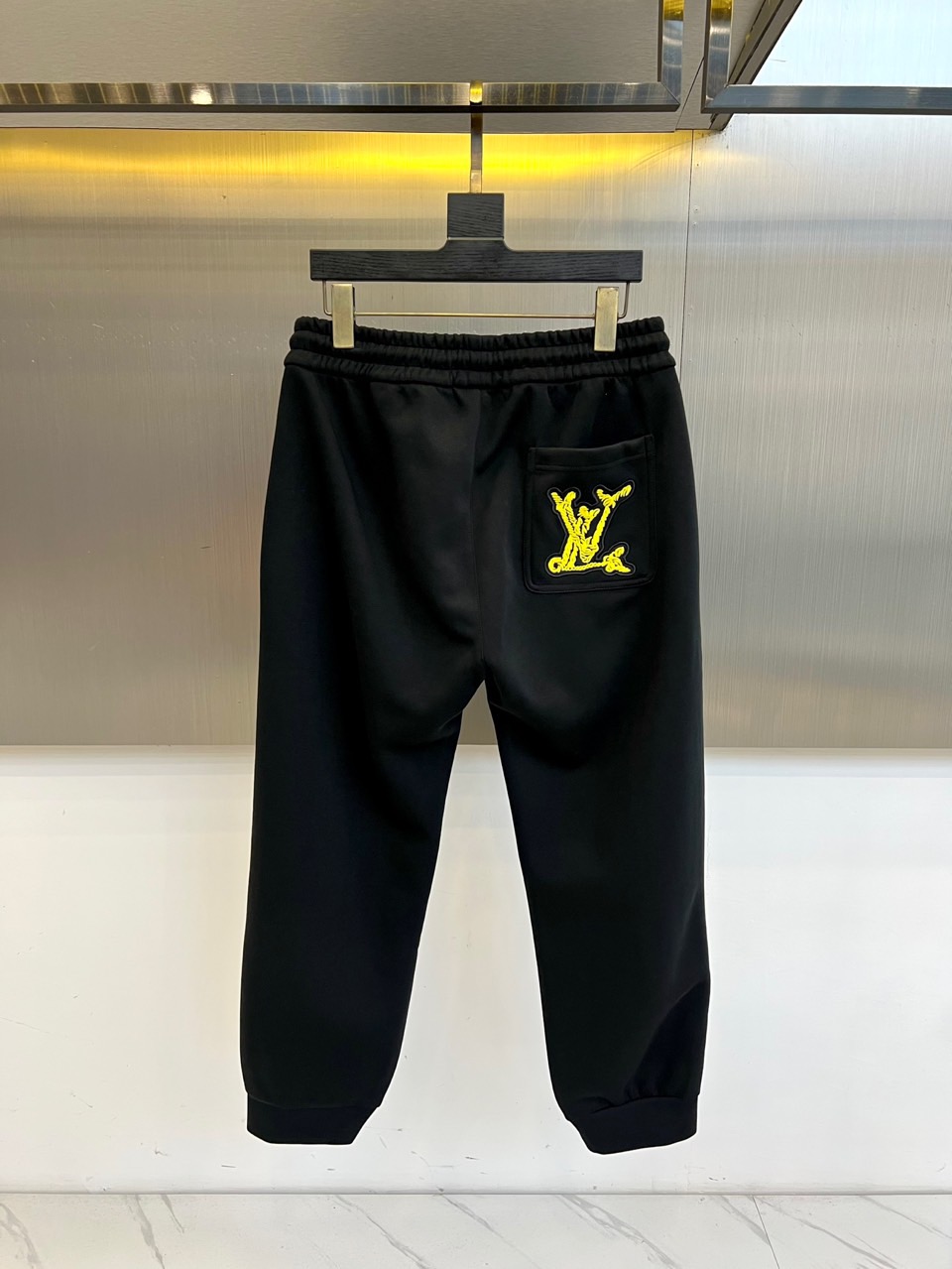 lv、25s新品男士抽绳休闲卫裤！绝对日常休闲通勤款，运动户外兼备款！内搭单穿都合适！制作工艺令人惊叹绝