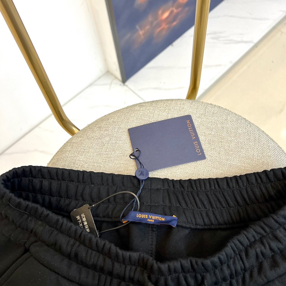 lv、25s新品男士抽绳休闲卫裤！绝对日常休闲通勤款，运动户外兼备款！内搭单穿都合适！制作工艺令人惊叹绝