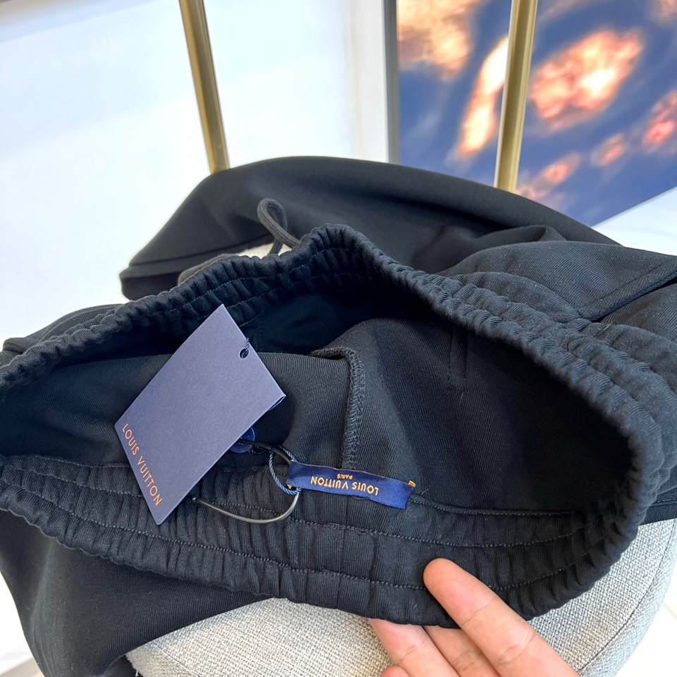 lv、25s新品男士抽绳休闲卫裤！绝对日常休闲通勤款，运动户外兼备款！内搭单穿都合适！制作工艺令人惊叹绝