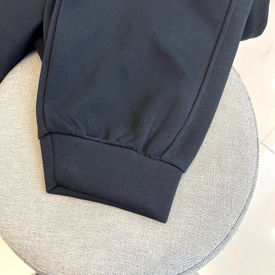 lv、25s新品男士抽绳休闲卫裤！绝对日常休闲通勤款，运动户外兼备款！内搭单穿都合适！制作工艺令人惊叹绝