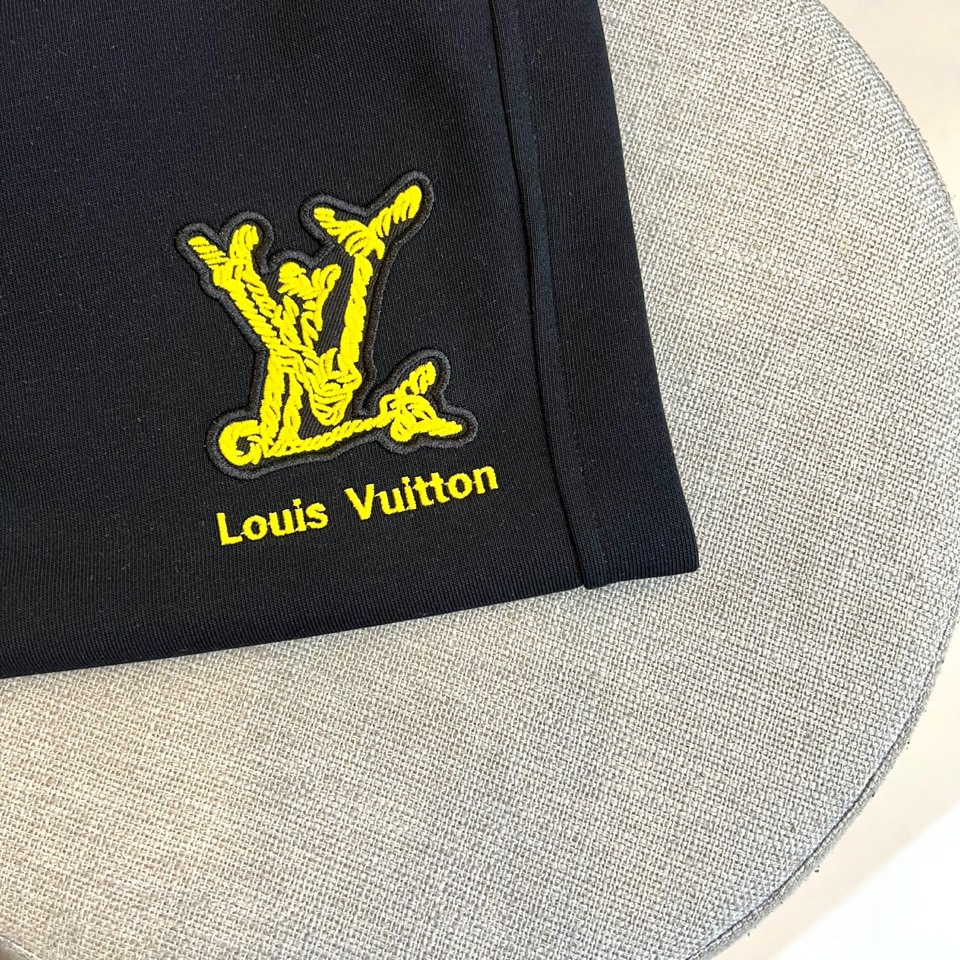 lv、25s新品男士抽绳休闲卫裤！绝对日常休闲通勤款，运动户外兼备款！内搭单穿都合适！制作工艺令人惊叹绝