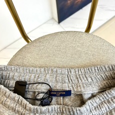 lv、25s新品男士抽绳休闲卫裤!绝对日常休闲通勤款,运动户外兼备款!内搭单穿都合适!制作工艺令人惊叹绝 lv、25s新品男士抽绳休闲卫裤!绝对日常休闲通勤款,运动户外兼备款!内搭单穿都合适!制作工艺令人惊叹绝