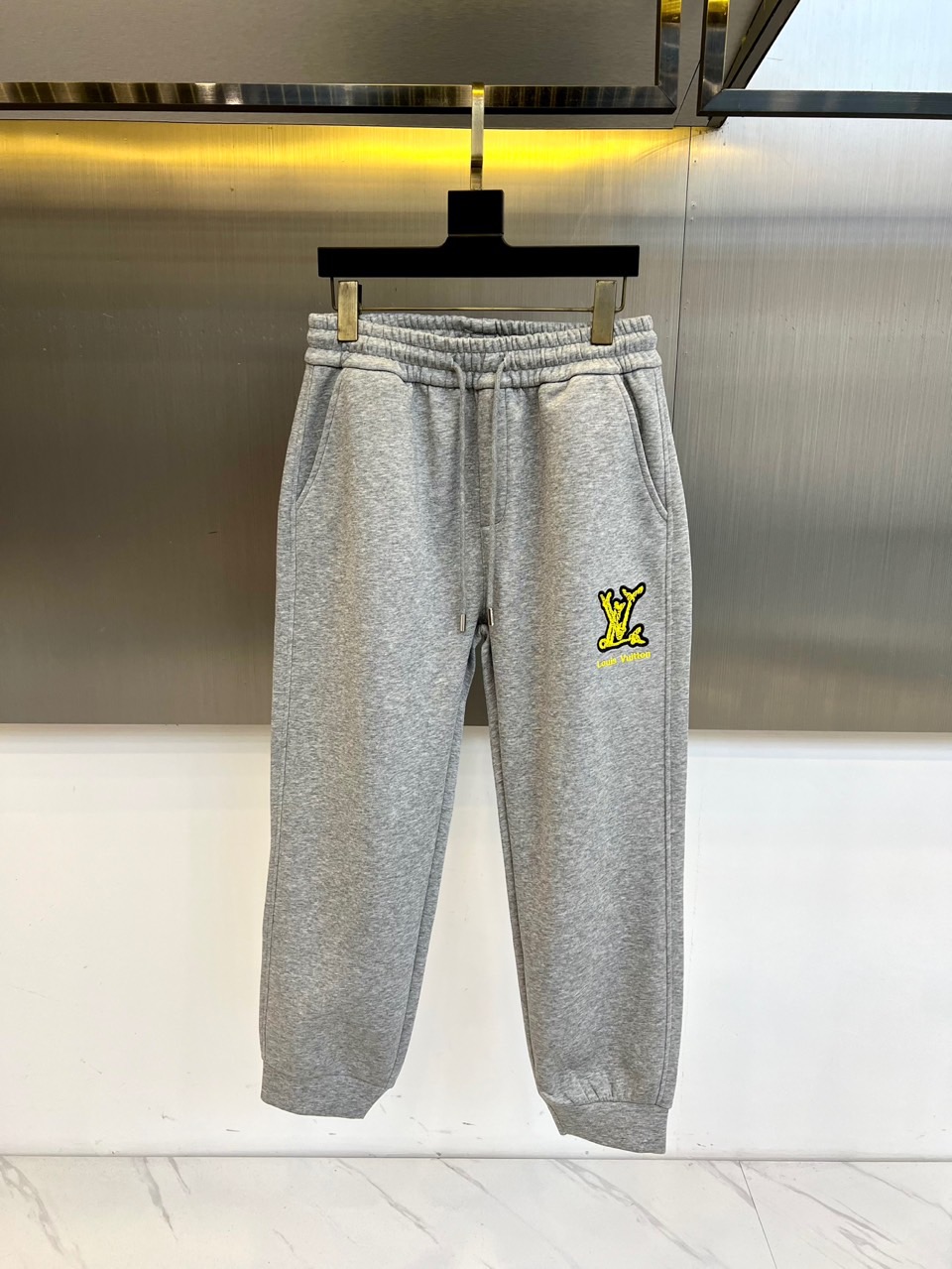 lv、25s新品男士抽绳休闲卫裤！绝对日常休闲通勤款，运动户外兼备款！内搭单穿都合适！制作工艺令人惊叹绝