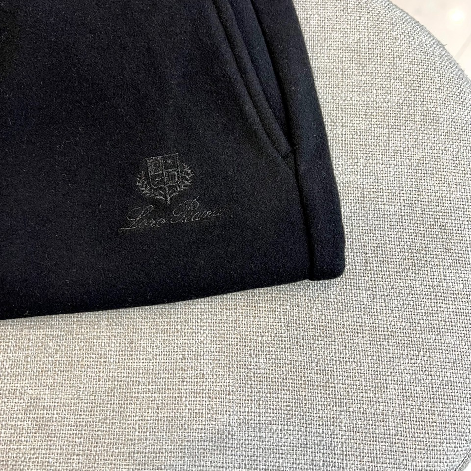Loro Piana、2025秋冬新品男士休闲裤，以82%棉与18%天丝精心织就，触感柔滑如云，透气亲肤