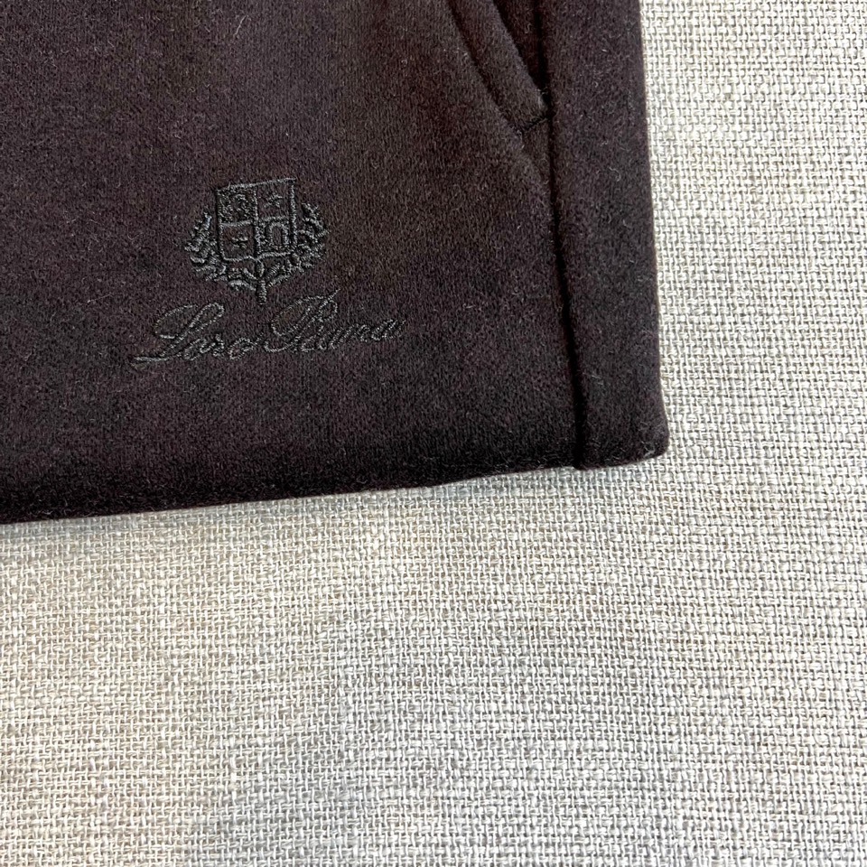 Loro Piana、2025秋冬新品男士休闲裤，以82%棉与18%天丝精心织就，触感柔滑如云，透气亲肤