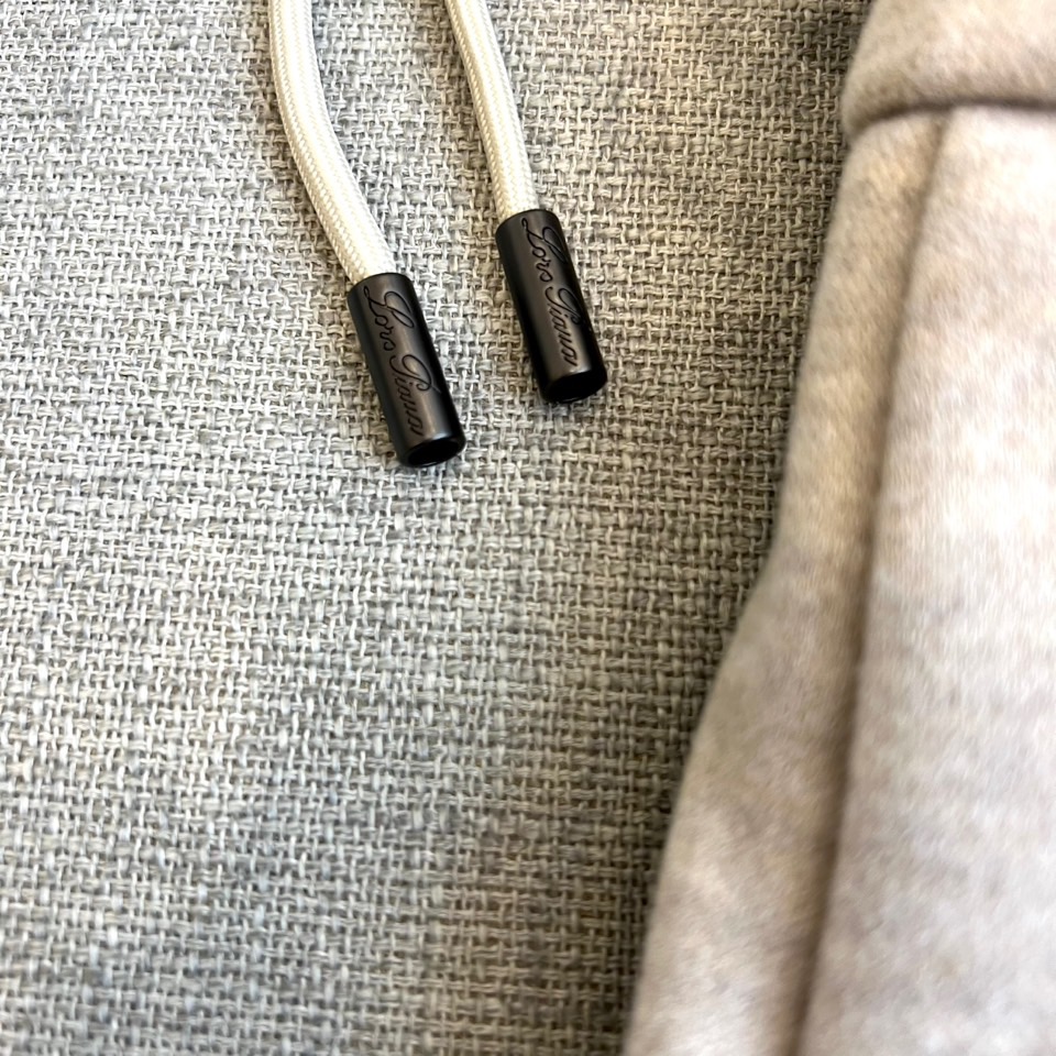 Loro Piana、2025秋冬新品男士休闲裤，以82%棉与18%天丝精心织就，触感柔滑如云，透气亲肤