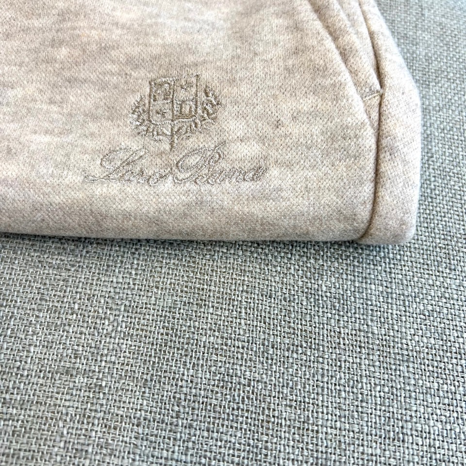 Loro Piana、2025秋冬新品男士休闲裤，以82%棉与18%天丝精心织就，触感柔滑如云，透气亲肤