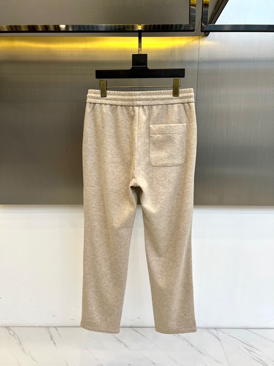 Loro Piana、2025秋冬新品男士休闲裤，以82%棉与18%天丝精心织就，触感柔滑如云，透气亲肤