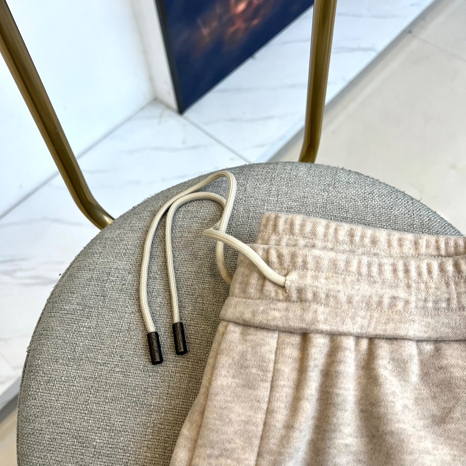 Loro Piana、2025秋冬新品男士休闲裤，以82%棉与18%天丝精心织就，触感柔滑如云，透气亲肤