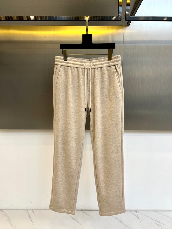 Loro Piana、2025秋冬新品男士休闲裤，以82%棉与18%天丝精心织就，触感柔滑如云，透气亲肤