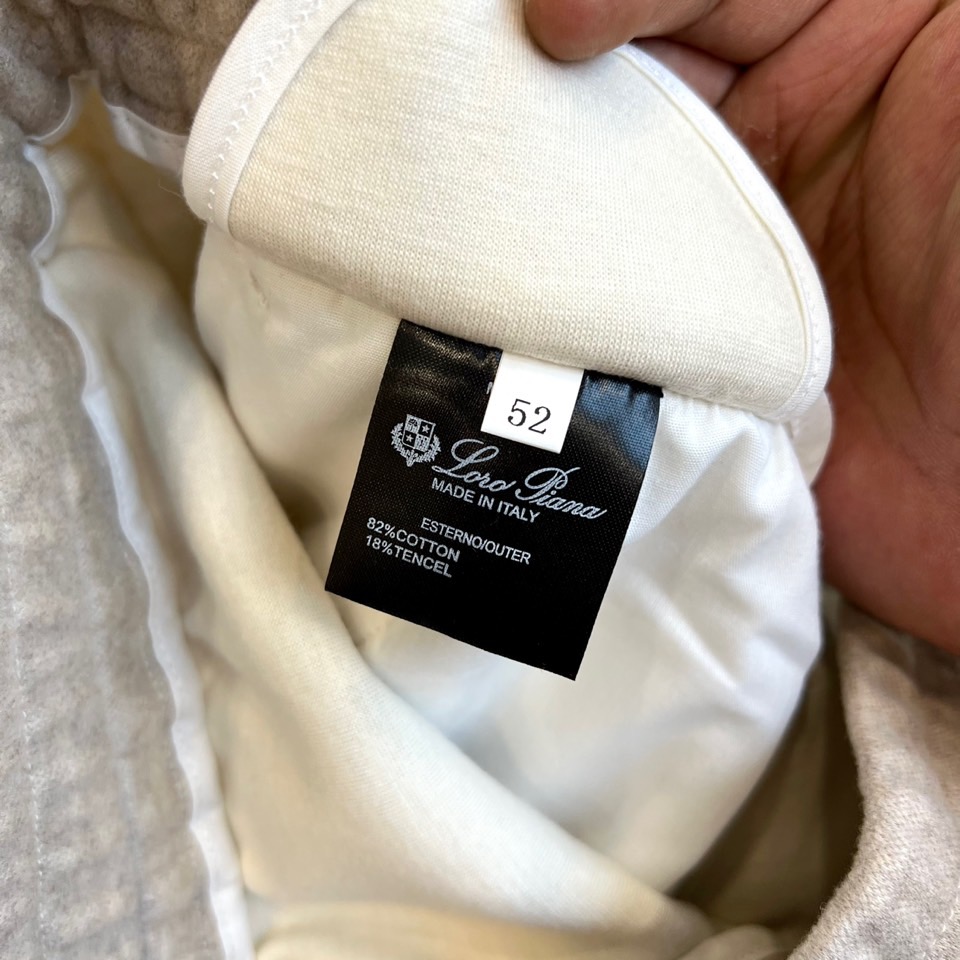 Loro Piana、2025秋冬新品男士休闲裤，以82%棉与18%天丝精心织就，触感柔滑如云，透气亲肤