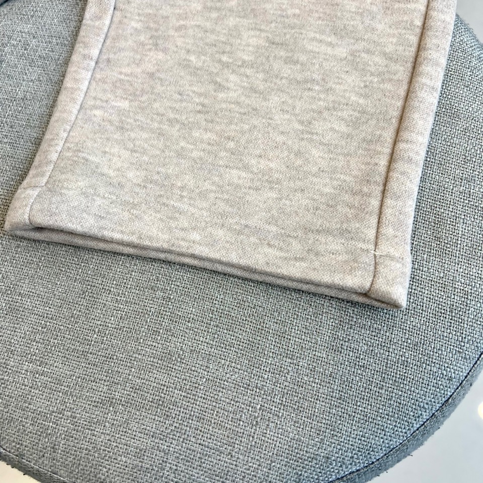 Loro Piana、2025秋冬新品男士休闲裤，以82%棉与18%天丝精心织就，触感柔滑如云，透气亲肤