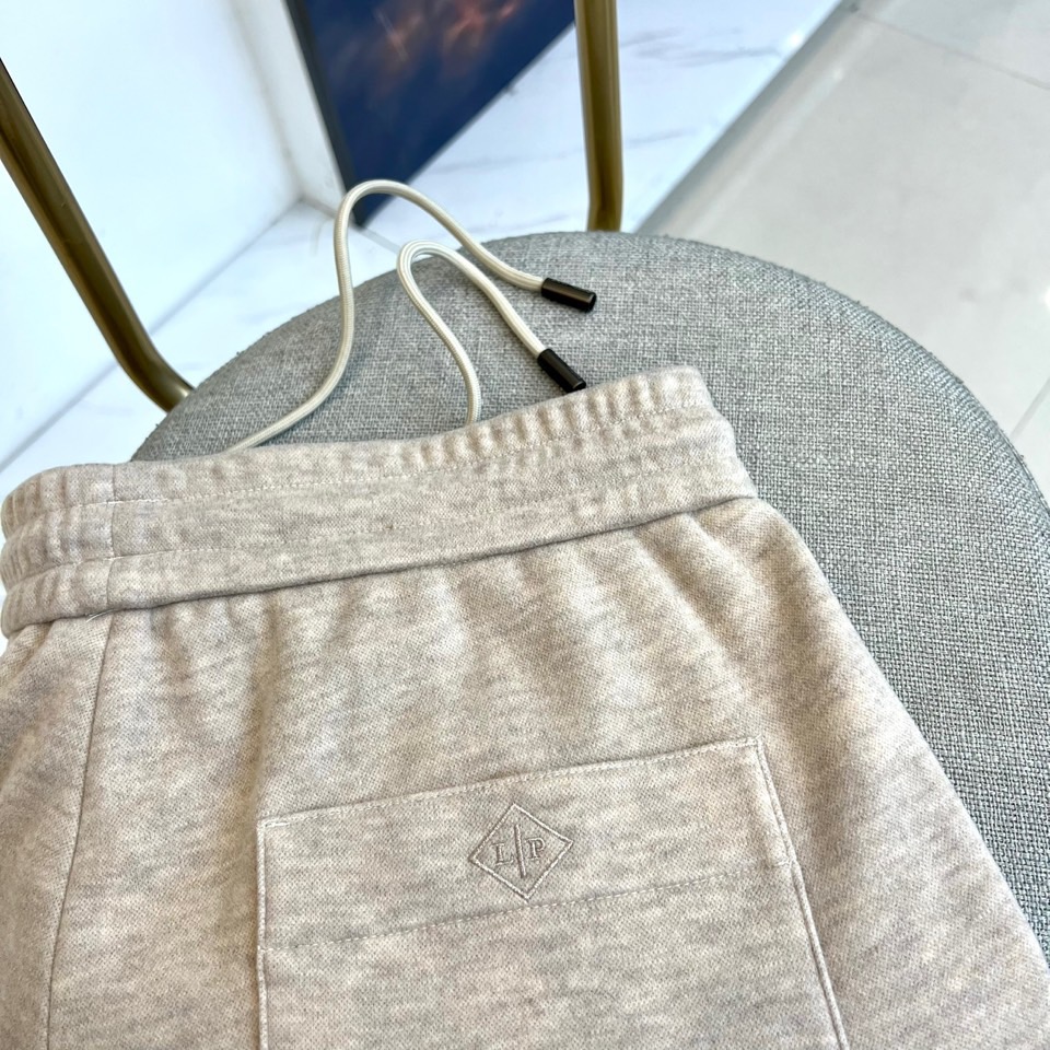 Loro Piana、2025秋冬新品男士休闲裤，以82%棉与18%天丝精心织就，触感柔滑如云，透气亲肤