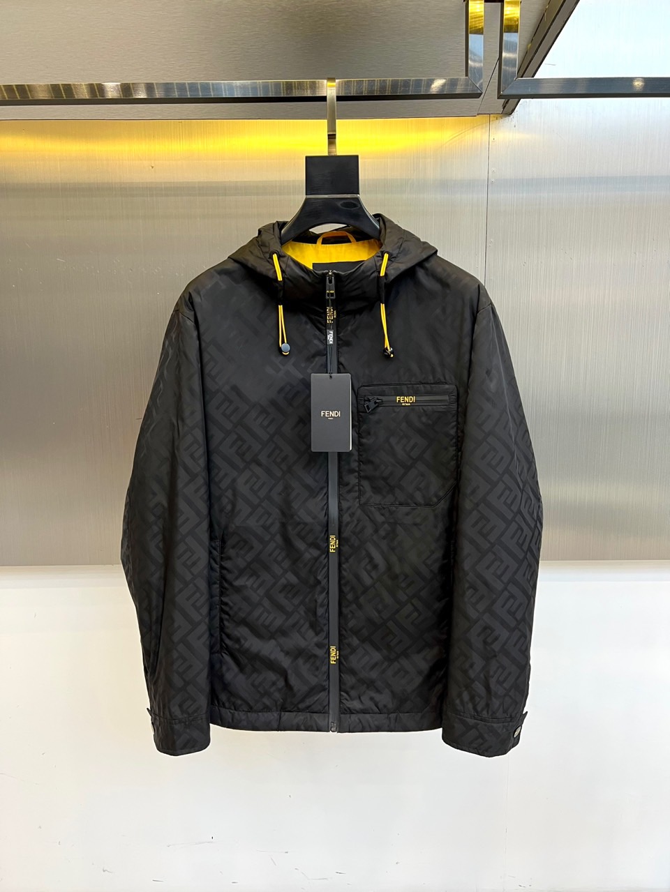 NO:527506,Fend Fend and the new Fend Jackets in autumn and winter reshape the luxury definition with dark brown FF classic print. The hooded design is paired with bright yellow drawstrings to instantly illuminate the overall shape. The front closure is smooth zippered, and the left chest is decorated with a bright yellow FENDI embroidered logo. Each zipper head is engraved with a brand logo, and the details show ingenuity. The fabric is made of high-tech functional materials, combining windproof and warm performance and light texture. The silhouette is neat and modern, suitable for various occasions such as urban social networking and leisure travel. It perfectly combines practical functions and Italian aesthetics, making it an indispensable iconic item in the autumn and winter wardrobe. 48-56 (model 173, 143 catties upper body 50 yards), fendi, fendi, jackets & coats, hats, alexander wang19860909Fend芬迪、秋冬新品芬迪夹克,以深棕色FF经典印花重塑奢华定义.采用连帽设计搭配亮黄色抽绳,瞬间点亮整体造型.前襟采用顺滑拉链开合,左侧胸前饰有鲜明黄色FENDI刺绣标志,每个拉链头均刻印品牌标识,细节尽显匠心.面料选用高科技机能材质,兼具防风保暖性能与轻盈质感.廓形利落现代,适合都市社交、休闲出行等多种场合,完美融合实用功能与意式美学,成就秋冬衣橱里不可或缺的标志性单品.48-56（模特173,143斤上身50码）,,fendi,fendi,jackets & coats,hats,alexander wang,Men's clothing