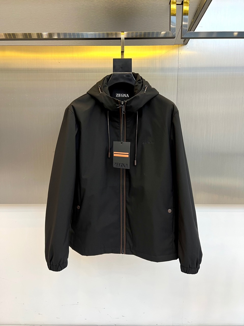 NO:527504,Zegna/Jenia, Autumn GW new model Zz family's annual high-end series Original single luxury fashion casual men's high-end hooded jacket jacket. Exquisite original single auxiliary materials + polyester fiber fabric, simple original logo design shows a more luxurious style, perfectly cut and comfortable and stylish, with a strong overall visual sense, which conforms to men's practical dressing habits. A must-have item for high-end men, a temperament product that fully outputs your charm!  The overall design style of this style is simple and elegant, with a classic design, the upper body effect is very good, the sense of nobility arises naturally, and the recognition is quite high, showing an extraordinary sense of style and taste!  It is really obvious that you can feel that extraordinary sense of specifications for men!  48-56 (model 173, 143 catties upper body 50 sizes), zegna, jackets & coats, jackets & coats, hats, alexander wang19860909Zegna/杰尼亚、秋季GW新款 Zz家年度高端系列 原单奢华时尚休闲男士高端连帽衣外套夹克. 精致原单辅料+聚酯纤维面料,简洁原版logo设计更显奢华的风范,裁剪完美穿着舒适有型,整体视觉感超强,吻合了男性实用的穿衣习惯.高端男士必备单品,一款全面输出你魅力的气质型产物！扑面而来的奢华感与时尚感,此款整体设计风格简约大气,经典的版型设计,上身效果非常之好,尊贵感油然而生,辨识度相当之高,彰显不凡的格调感跟品味感！对于男士的气场加分真的是显而易见的事情能够感受到那种非同凡响的规格感！48-56（模特173,143斤上身50码）,,zegna,jackets & coats,jackets & coats,hats,alexander wang,Men's clothing