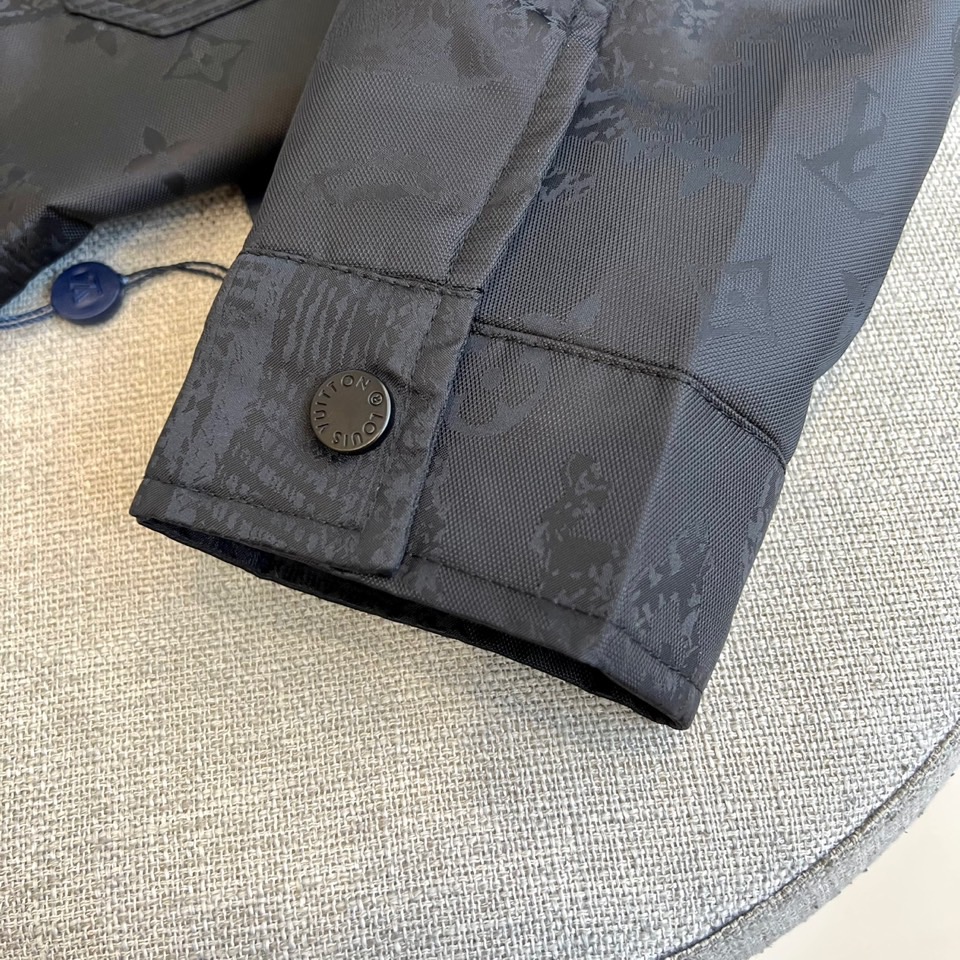 1v、驴家25s秋冬新品翻领设计Monogram夹克外套。Monogram暗纹，如巴黎晨光洒落凯旋门。经