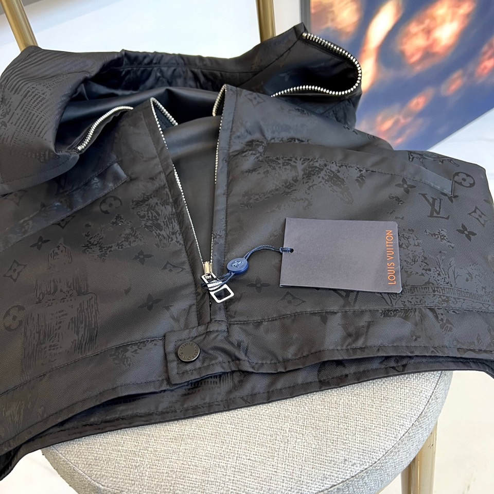 1v、驴家25s秋冬新品翻领设计Monogram夹克外套。Monogram暗纹，如巴黎晨光洒落凯旋门。经