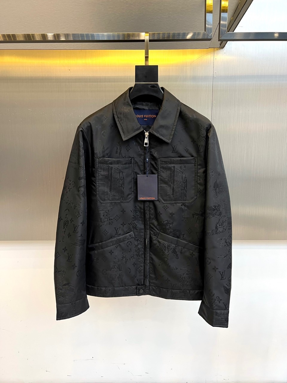 NO:527502,1v, 25s autumn and winter new lapel design Monogram jacket. Monogram dark patterns, like Paris morning light scattering the Arc de Triomphe. Classic lapels with double row pocket design, integrating the LV century-old gene into modern tailoring - from Montaigne Avenue to Lujiazui, one piece can easily control the international urban aura. The whole body is covered with three-dimensional embossed Monogram, and the touch of fingertips is a century-old craft tremor. Symmetric flip pockets with matte silver buckles, practical functions and aesthetics balanced to millimeters. Custom zipper system engraved LV words, showing mechanical aesthetics between opening and closing. Lined hidden Paris map print, hidden coordinates of the origin of the brand. 48-56 (model 173, 143 catties upper body 50 yards),,louis vuitton,louis vuitton,louis vuitton,jackets &  coats, jackets & coats,alexander wang198609091v、驴家25s秋冬新品翻领设计Monogram夹克外套.Monogram暗纹,如巴黎晨光洒落凯旋门.经典翻领搭配双排口袋设计,将LV百年基因融入现代剪裁——从蒙田大道到陆家嘴,一件轻松驾驭国际都会气场. 全身密铺立体压纹Monogram,指尖触碰皆是百年工艺震颤 对称翻盖口袋配哑光银扣,实用功能与美学平衡至毫厘 定制拉链系统刻印LV字样,开合间尽显机械美学 内衬隐藏式巴黎地图印花,暗藏品牌发源地坐标. 48-56（模特173,143斤上身50码）,,louis vuitton,louis vuitton,louis vuitton,jackets & coats,jackets & coats,alexander wang,Men's clothing