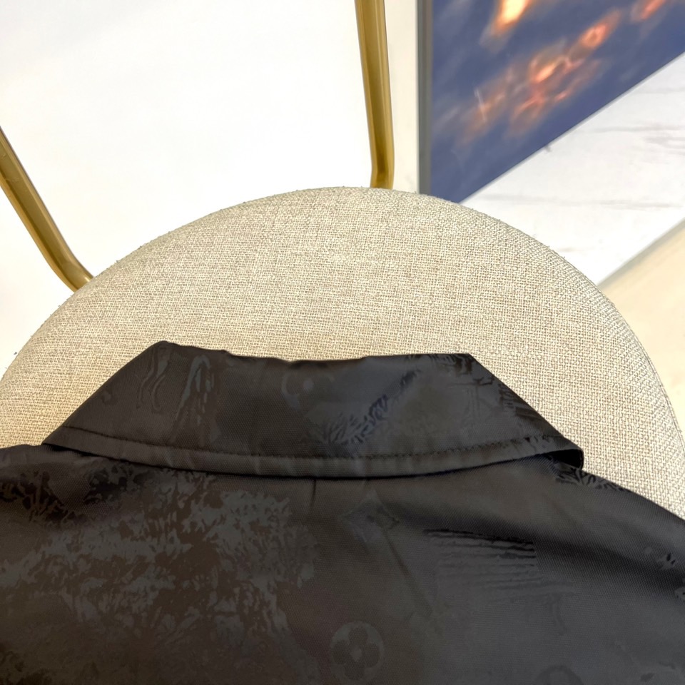 1v、驴家25s秋冬新品翻领设计Monogram夹克外套。Monogram暗纹，如巴黎晨光洒落凯旋门。经