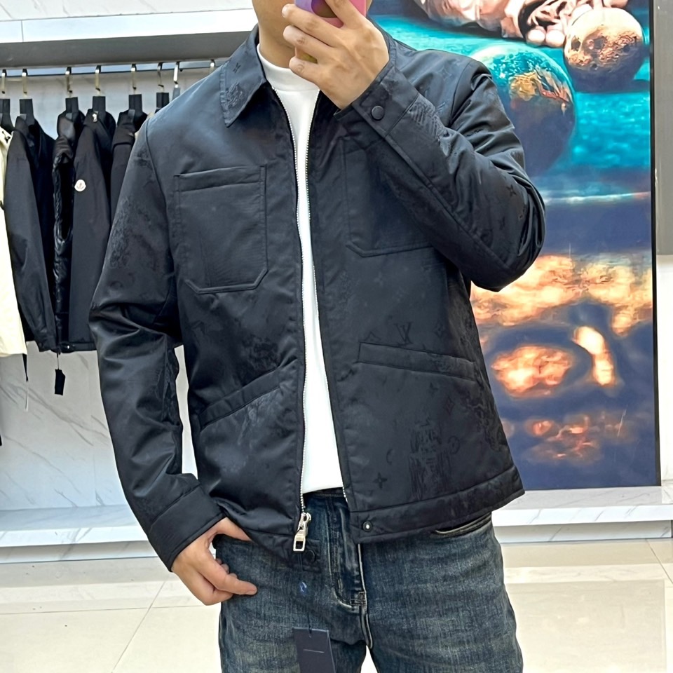 1v、驴家25s秋冬新品翻领设计Monogram夹克外套。Monogram暗纹，如巴黎晨光洒落凯旋门。经