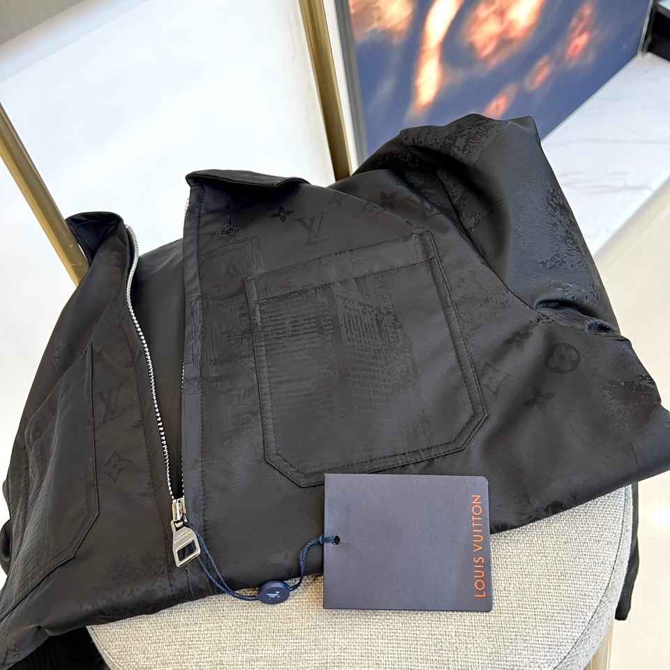 1v、驴家25s秋冬新品翻领设计Monogram夹克外套。Monogram暗纹，如巴黎晨光洒落凯旋门。经