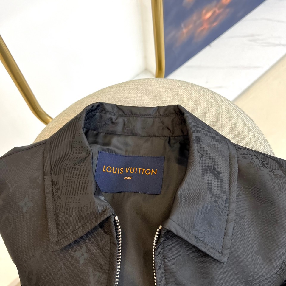 1v、驴家25s秋冬新品翻领设计Monogram夹克外套。Monogram暗纹，如巴黎晨光洒落凯旋门。经